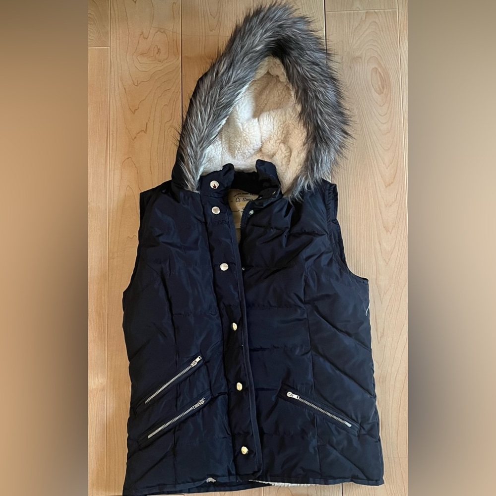 Ci Sono black quilted vest with faux fur hood and lining. Size small